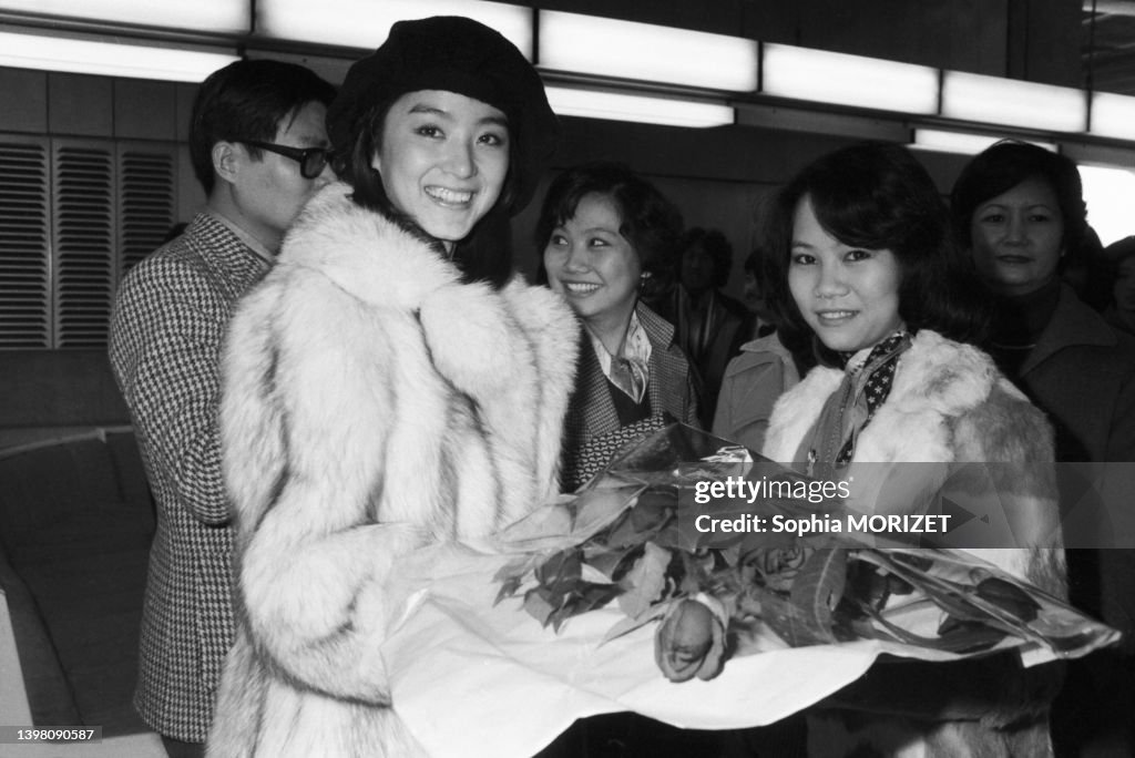 Lin Ching L'actrice Lin Ching Hsia reçoit un bouquet de fleurs lors de son ...