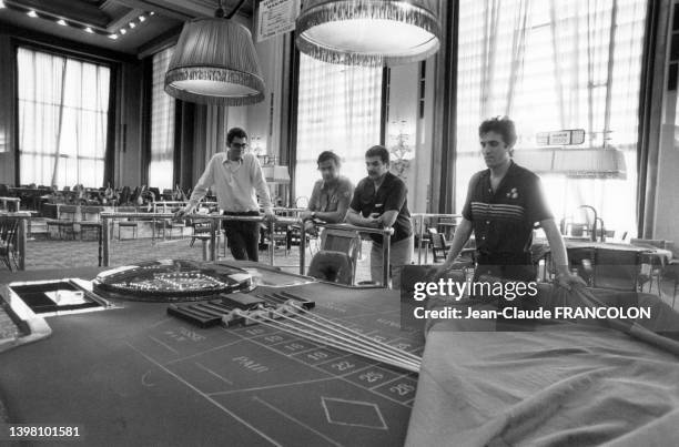 Des employés en grève occupent la salle des jeux du Casino du 'Palais de La Méditerranée' à Nice en juin 1978