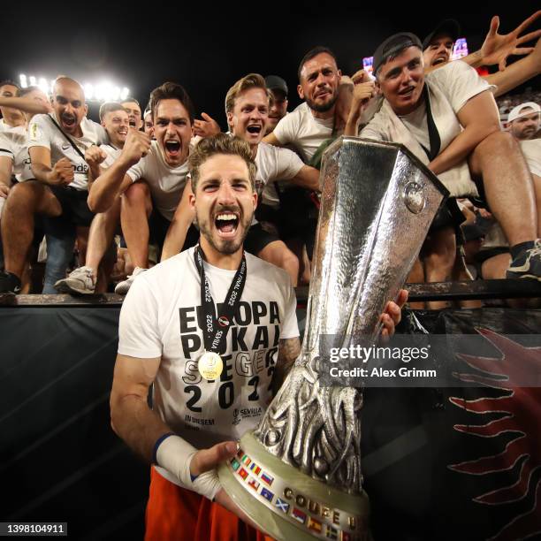 Kevin Trapp of Eintracht Frankfurt and fans celebrate with the UEFA Europa League Trophy following their sides victory in the UEFA Europa League...