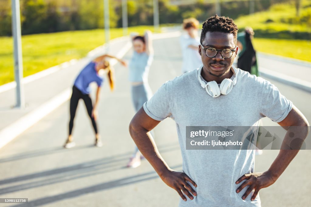 Homem africano sorrindo depois de correr, olhando para a câmera.