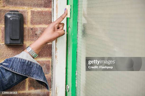 close-up of hand pressing door bell - ringing doorbell - fotografias e filmes do acervo