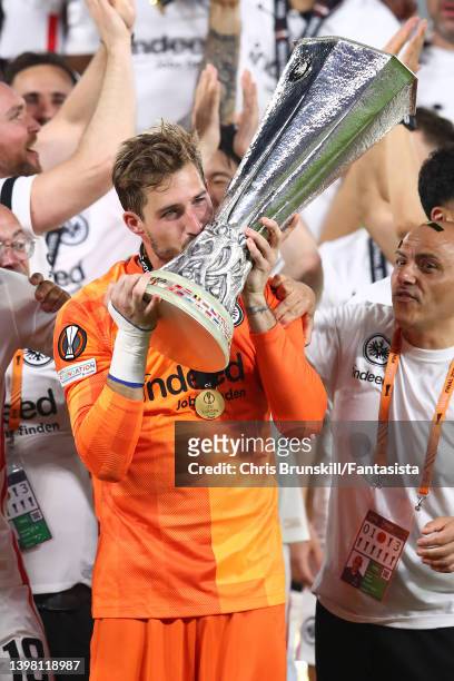 Kevin Trapp of Eintracht Frankfurt lifts the trophy following the UEFA Europa League final match between Eintracht Frankfurt and Rangers FC at...