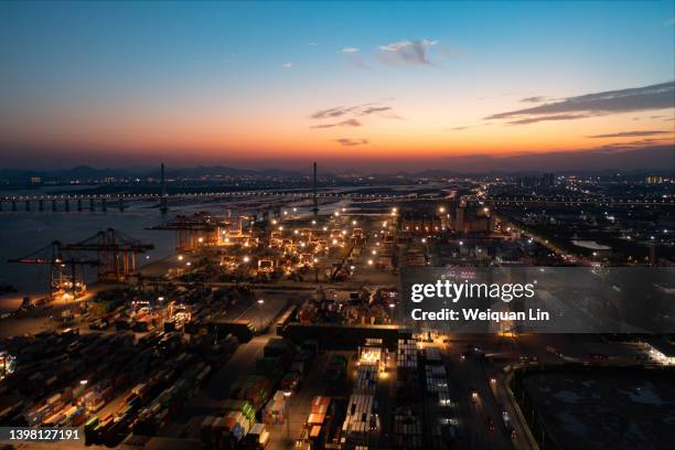 night view of container terminal - xiamen 個照片及圖片檔