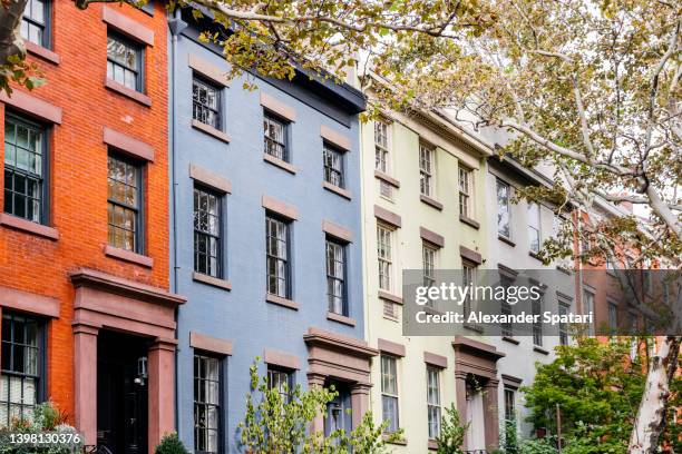 multi colored street in brooklyn heights, new york city, usa - brooklyn brownstone foto e immagini stock
