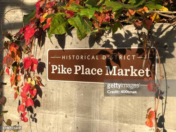 pike place market - pike place market sign stockfoto's en -beelden