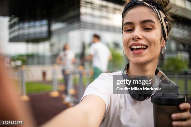 una joven descansa después de entrenar - selfie milan fotografías e imágenes de stock