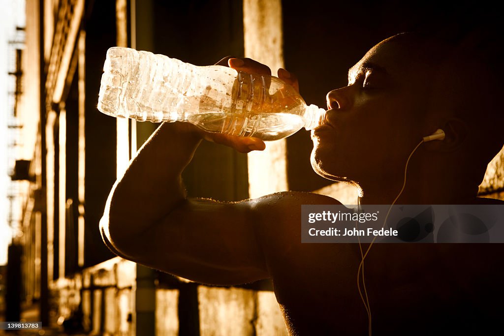 African American man agua potable después del ejercicio