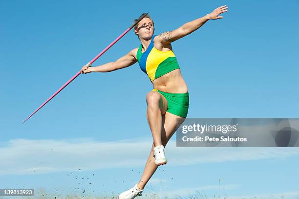 atleta caucásico tirando jabalina - jabalina fotografías e imágenes de stock