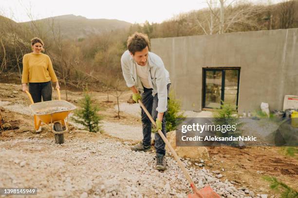 bau eines fußweges in unserem hinterhof - build path stock-fotos und bilder