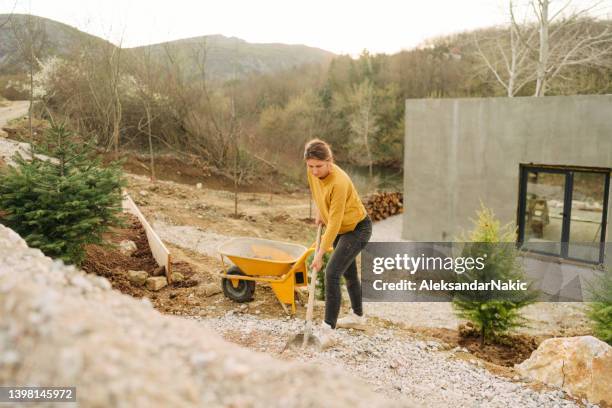 working in my backyard - build path stockfoto's en -beelden