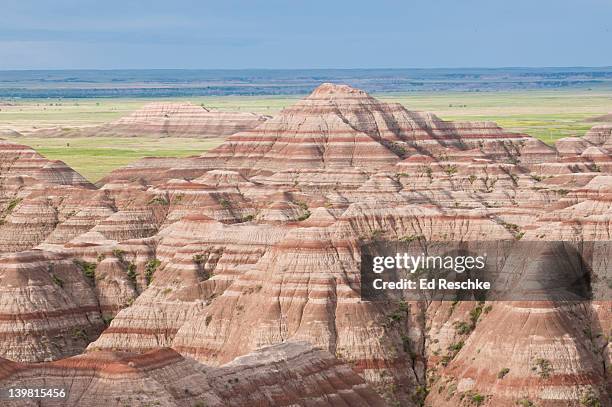 badlands national park. varying amounts of iron oxide within the soil create banded, rusty-red layers in the siltstone and sandstone of badlands formations. white river valley overlook, south dakota, usa - badlands national park stock-fotos und bilder