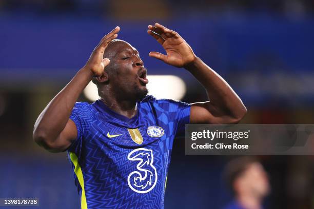 Romelu Lukaku of Chelsea reacts after missing a chance during the Premier League match between Chelsea and Leicester City at Stamford Bridge on May...