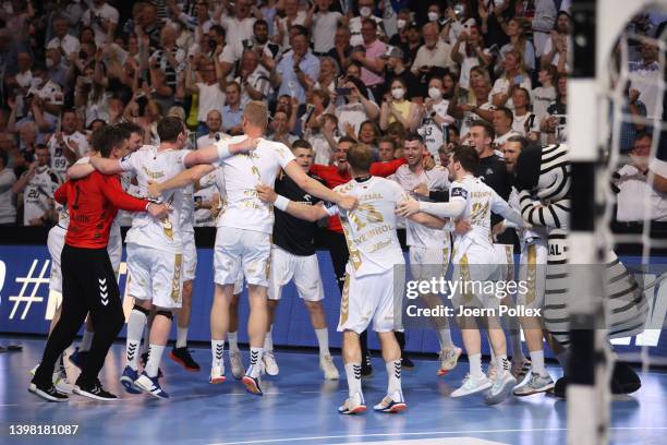 The team of Kiel celebrates after winning the EHF Champions League quarter final second leg match between THW Kiel and Paris Saint-Germain at...