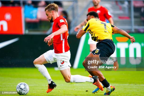 Hidde ter Avest of FC Utrecht battles for the ball with Lois Openda of Vitesse during the Dutch Eredivisie match between FC Utrecht and Vitesse at...