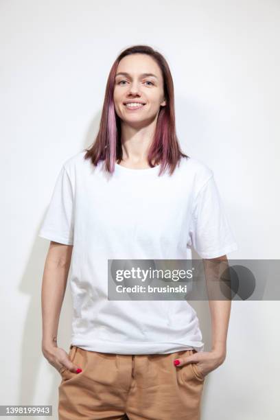 studio portrait of 30 year old woman with purple hair - white t shirt studio imagens e fotografias de stock