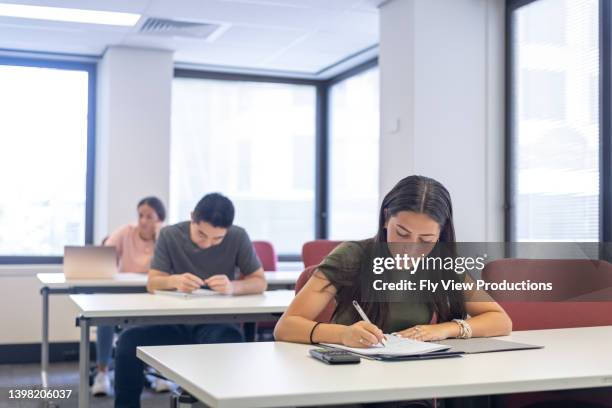 keywords donehigh school students taking exam - examen stockfoto's en -beelden