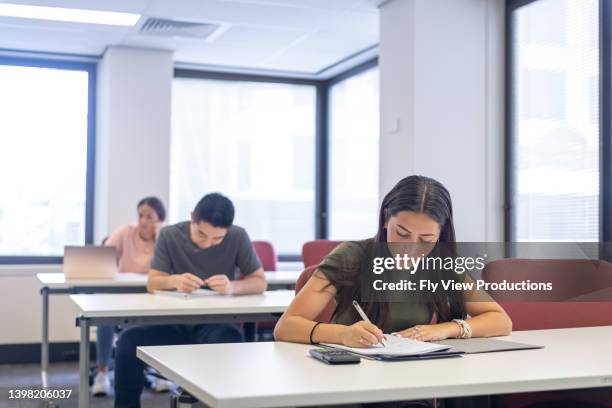 keywords donehigh school students taking exam - examinations imagens e fotografias de stock