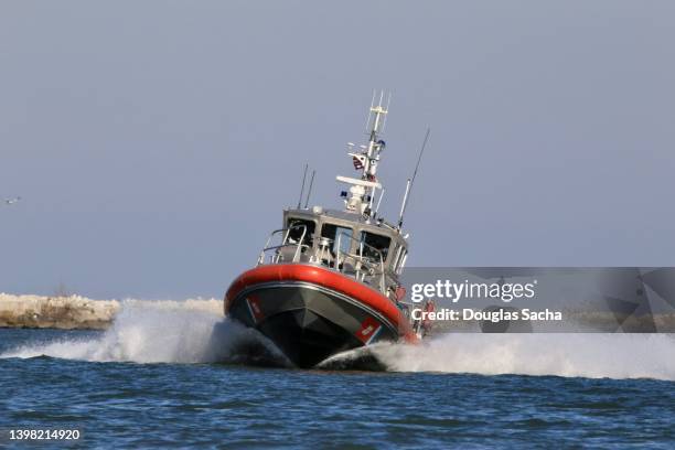 u.s. coast guard response boat medium (rb-m) - mitglied der küstenwache stock-fotos und bilder