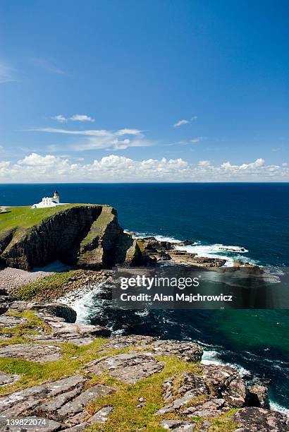 rhu stoer lighthouse at point of stoer, assynt - coigach national scenic area, scotland, uk - point of stoer fotografías e imágenes de stock