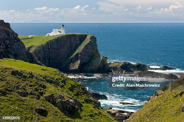 rhu stoer lighthouse at point of stoer, assynt - coigach national scenic area, scotland, uk - point of stoer fotografías e imágenes de stock