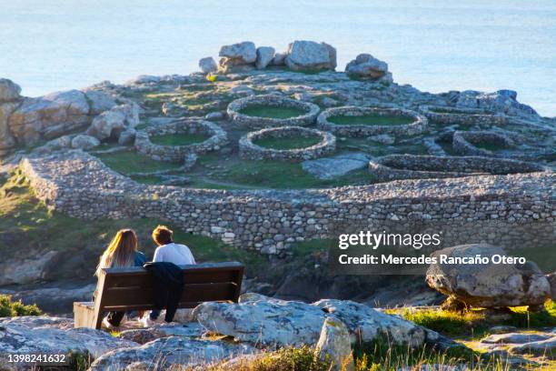 hill fort 'castro' von baroña, provinz a coruña, galicien, spanien. junges paar, das die aussicht beobachtet. - keltisch stock-fotos und bilder