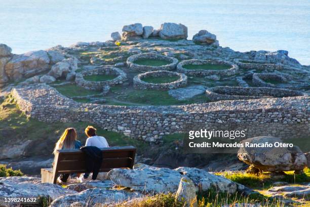 hill fort 'castro' of baroña, a coruña  province, galicia, spain. young couple watching the view. - celtic 個照片及圖片檔