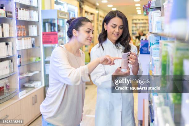 patientenberatung medizin mit apotheker - female pharmacist with a digital tablet stock-fotos und bilder