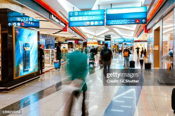 busy dubai international airport terminal - dubai international airport imagens e fotografias de stock