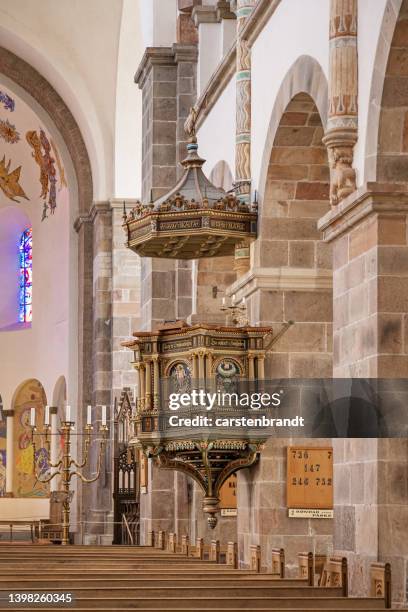 alte reich verzierte kanzel in einer dänischen kathedrale - pulpit stock-fotos und bilder