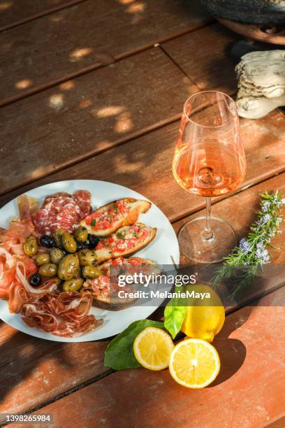 italienischer antipasti-vorspeisenteller mit rosé-weinglas - bruschetta stock-fotos und bilder