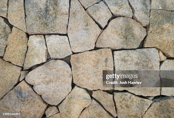 stone wall background - strate géologique photos et images de collection