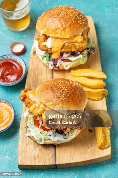 crispy fried chicken burger - fried chicken burger stock pictures, royalty-free photos & images