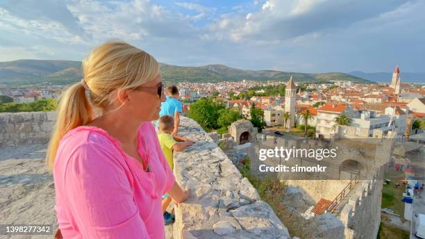 frau mit blick auf die stadt - trogir stock-fotos und bilder