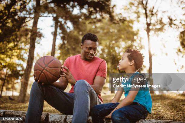 père et fils parlent de basketball - nephew photos et images de collection