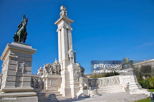 plaza de espana and las cortes monument, built 1929, commemorative monument to the constitution of 1812, cadiz, andalucia, spain - 1920 1929 - fotografias e filmes do acervo