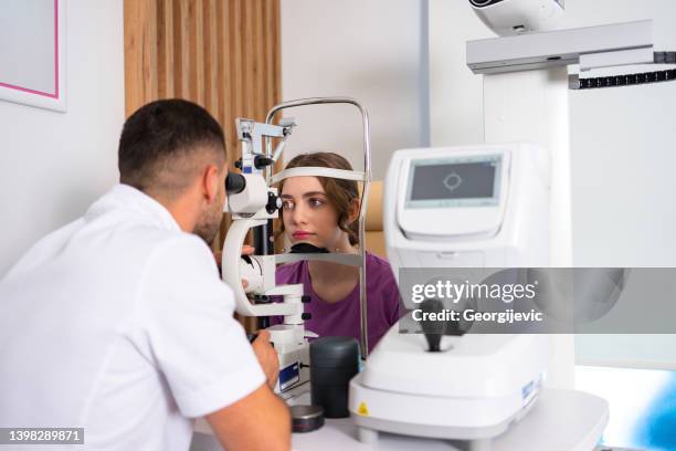 medico e paziente presso la clinica oftalmologica - optometria foto e immagini stock