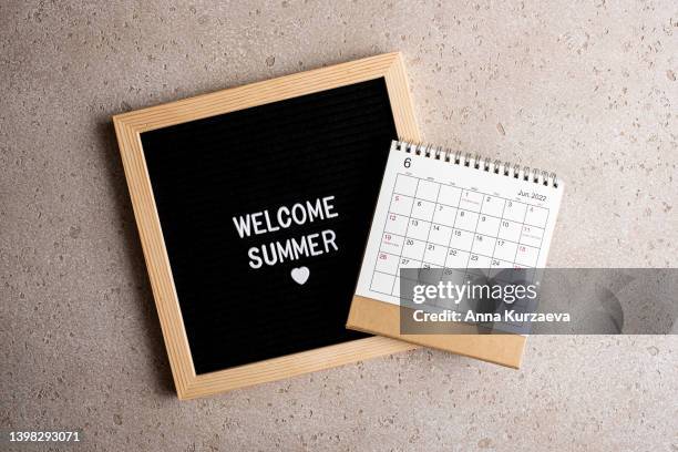 close-up of letter board with text “welcome summer” and june 2022 desk calendar, top view. hello summer concept. - monday quotes stock pictures, royalty-free photos & images