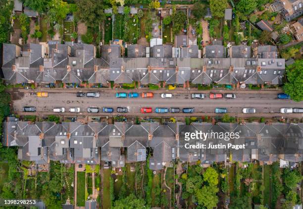 drone view over a row of terraced houses - backyard retro stock-fotos und bilder