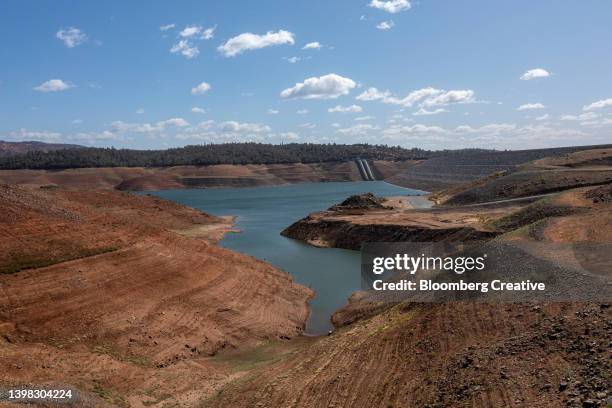 low water levels during a drought - agostamiento fotografías e imágenes de stock