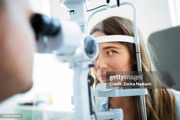 checking the eye vision - optometria imagens e fotografias de stock