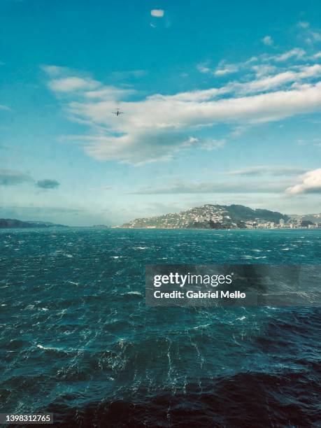 window view of the boat from north island to south island - wellington boot stockfoto's en -beelden