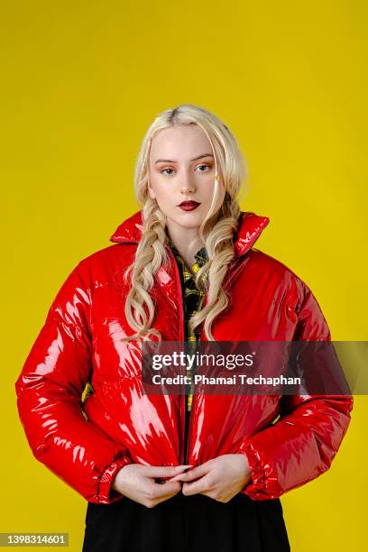 woman wearing red puffer jacket - padded jacket 個照片及圖片檔