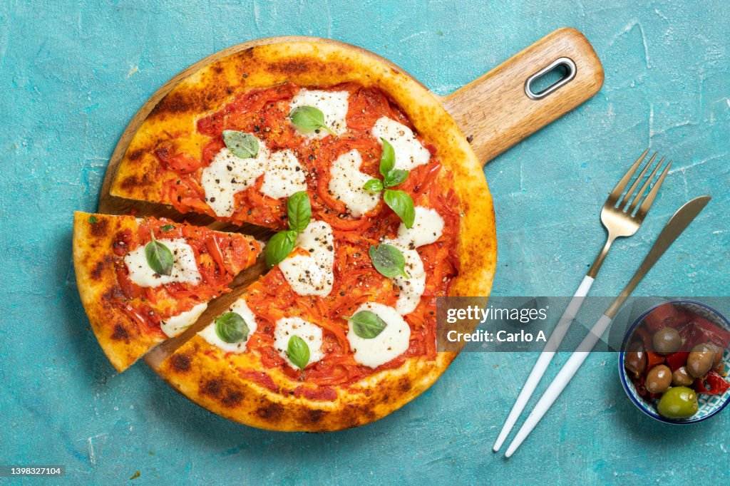 Pizza mozzarella red peppers