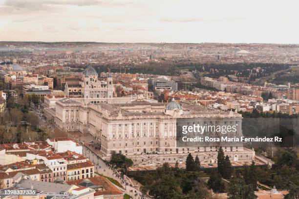 madrid city panoramic view from a terrace.  in the background you can see the royal palace and the almudena cathedral. - madrid royal palace 個照片及圖片檔