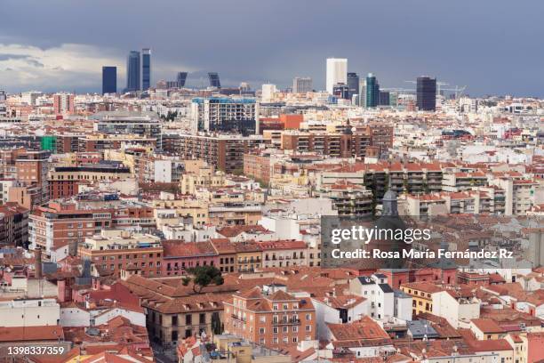 madrid city panoramic view from the roof of the el corte inglés department store. in the background you can see the palacio de la ópera (royal theater) the palacio de oriente and the almudena cathedral in the background on - ópera 個照片及圖片檔