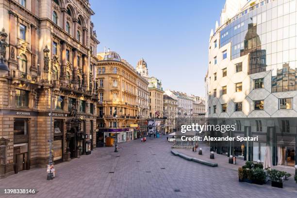 graben shopping pedestrian street on a sunny morning, vienna, austria - centro di vienna foto e immagini stock