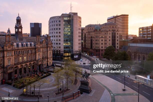 city square, leeds, england - leeds photos et images de collection
