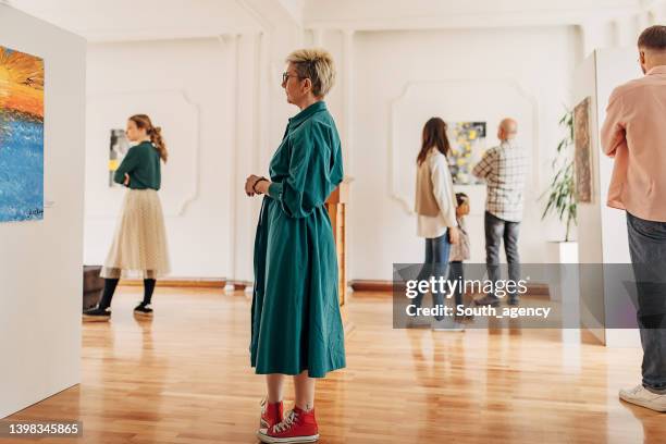 people in art gallery - art museum stockfoto's en -beelden