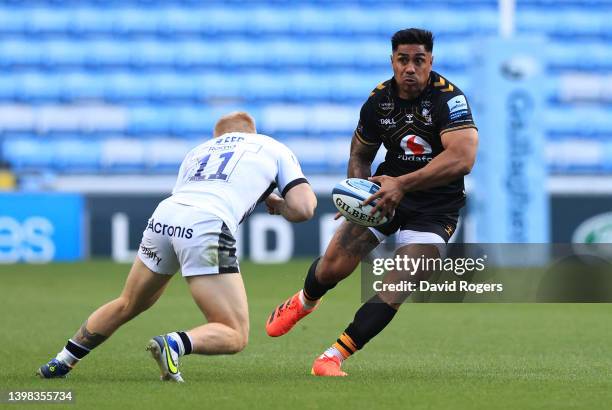 Malakai Fekitoa of Wasps takes on Arron Reed of Sale Sharks during the Gallagher Premiership Rugby match between Wasps and Sale Sharks at The...