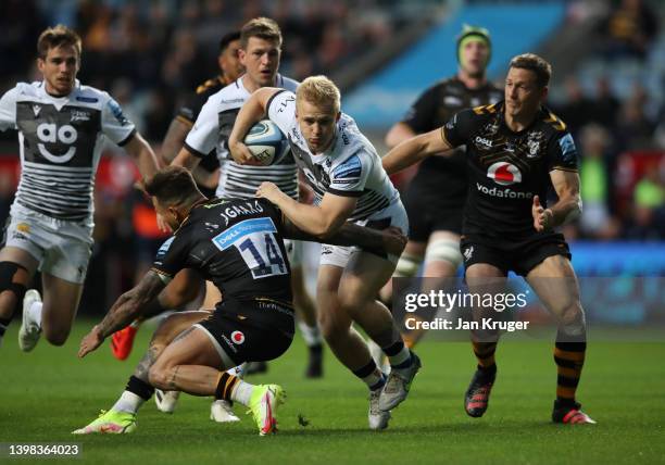 Arron Reed of Sale Sharks is challenged by Francois Hougaard of Wasps during the Gallagher Premiership Rugby match between Wasps and Sale Sharks at...